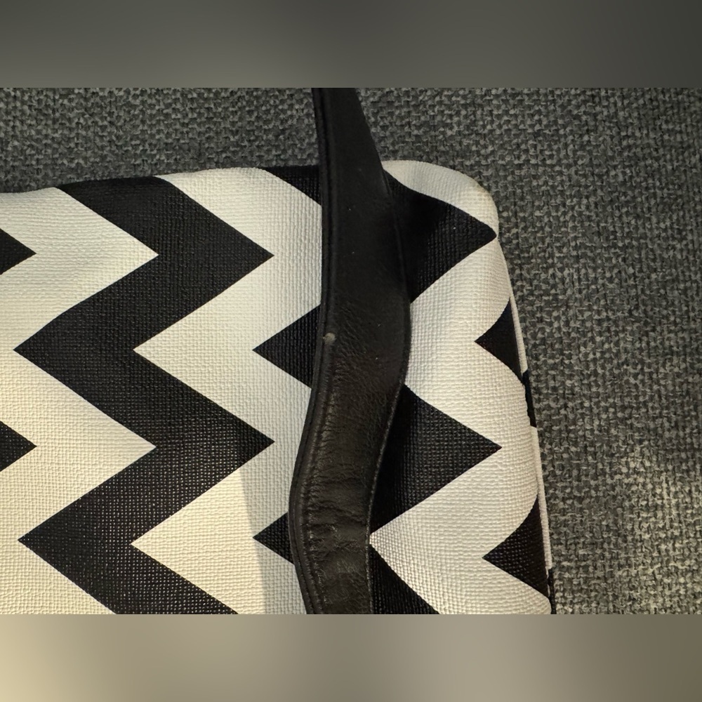 Black and White Chevron Crossbody Bag - Picture 4 of 4